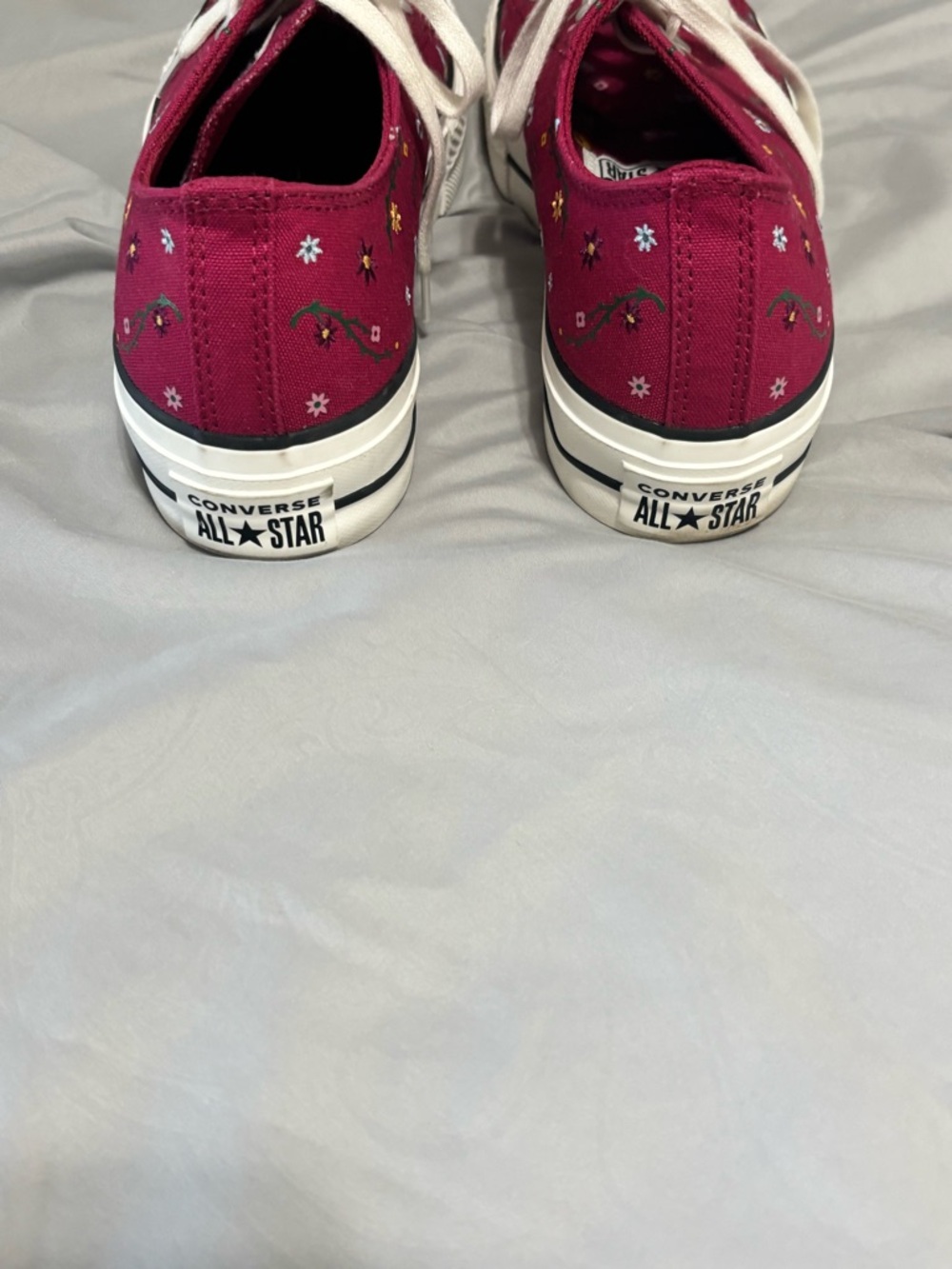 Women’s Converse tennis shoes - They are adorable! Worn once - Picture 3 of 4